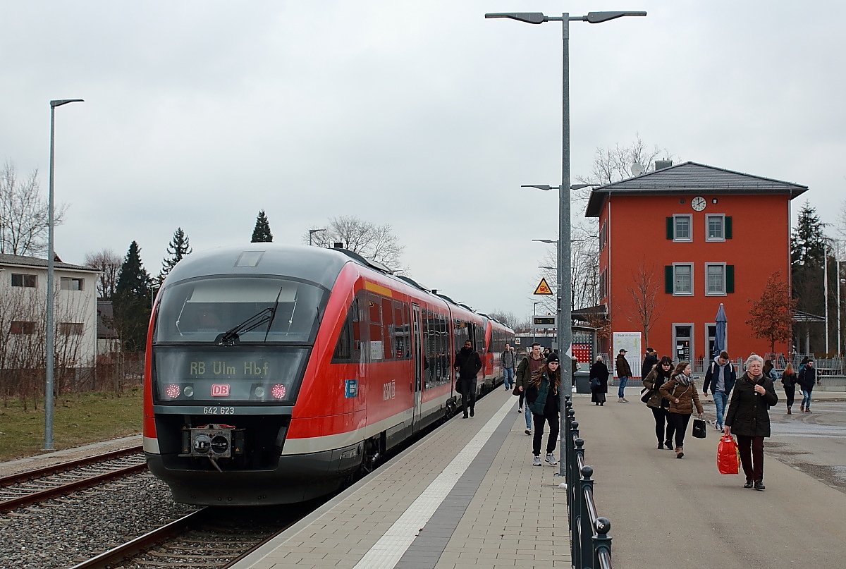 47 Jahre nach der Einstellung des Personenverkehrs kann man seit Dezember 2013 wieder mit dem Zug von Senden nach Weißenhorn fahren. Eigentümer der Strecke sind die Stadtwerke Ulm/Neu-Ulm, die DB Regio Bayern mit der Durchführung des Personenverkehrs beauftragt haben. 642 623 ist am 23.03.2018 gerade aus Ulm angekommen und wird gleich zurückfahren. 