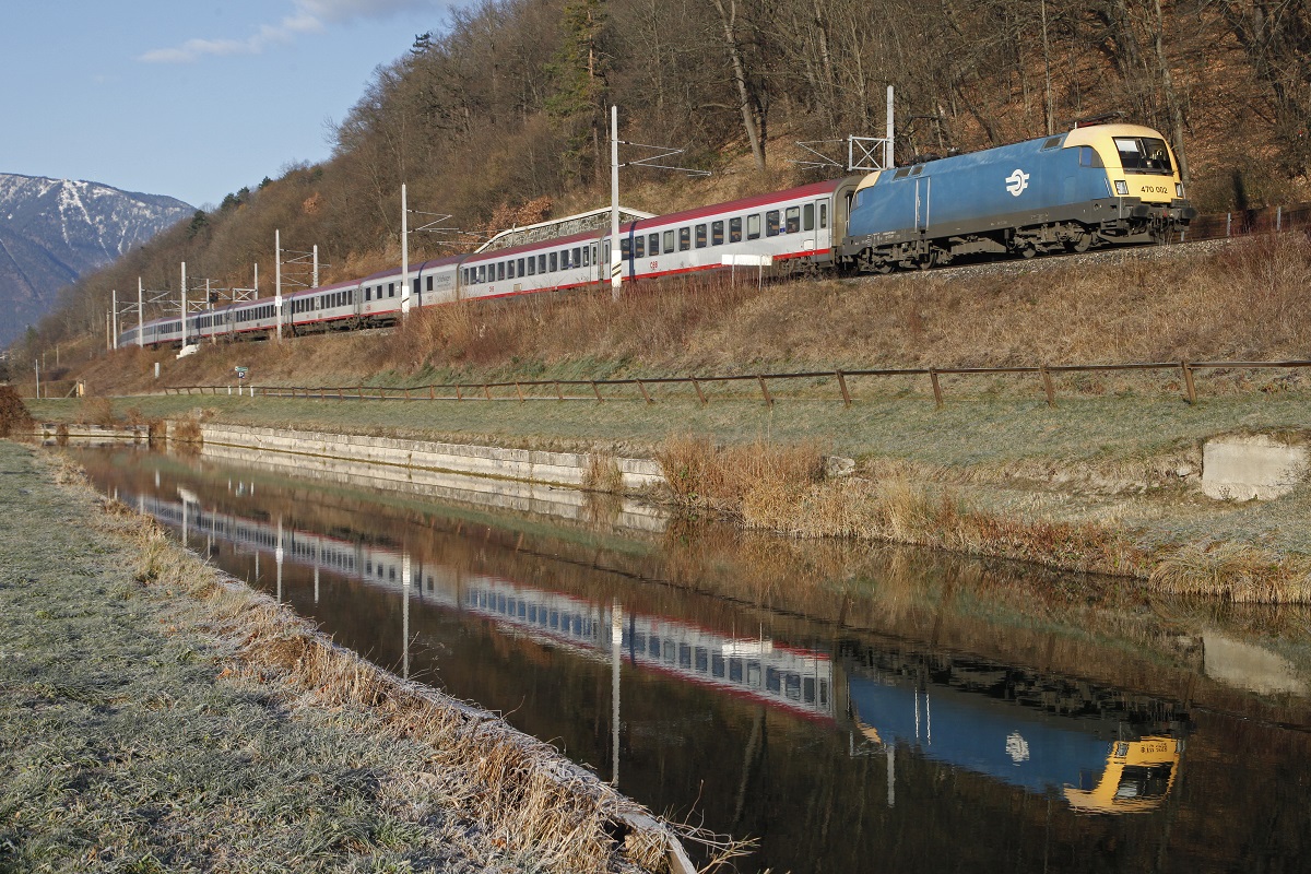 470 002 mit EN234 bei Schlöglmühl am 24.11.2015.