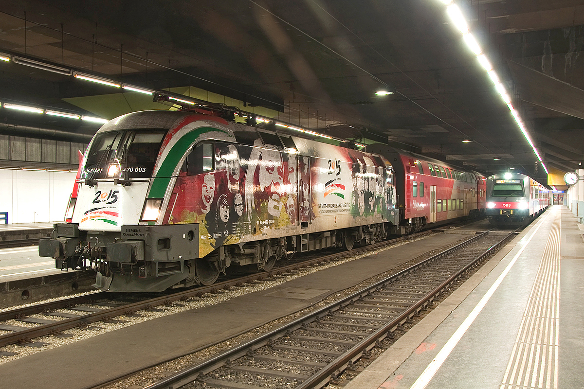 470 003  2015 Deutsch-Ungarisches Freundschaftsjahr , mit dem REX 2120 kurz vor der Abfahrt am Wiener Franz Josefs Bahnhof. Die Aufnahme entstand am 01.01.2016.
