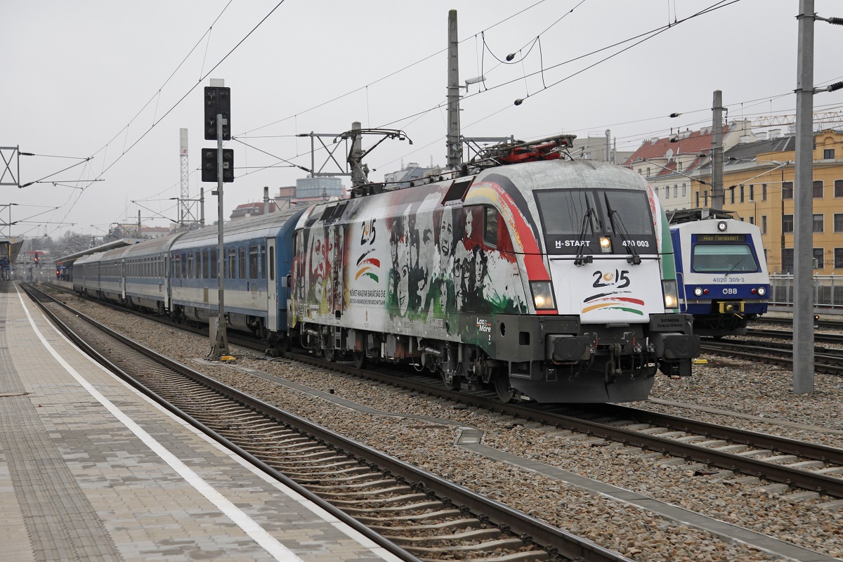 470 003 mit EC345 in Wien Meidling am 9.12.2015.