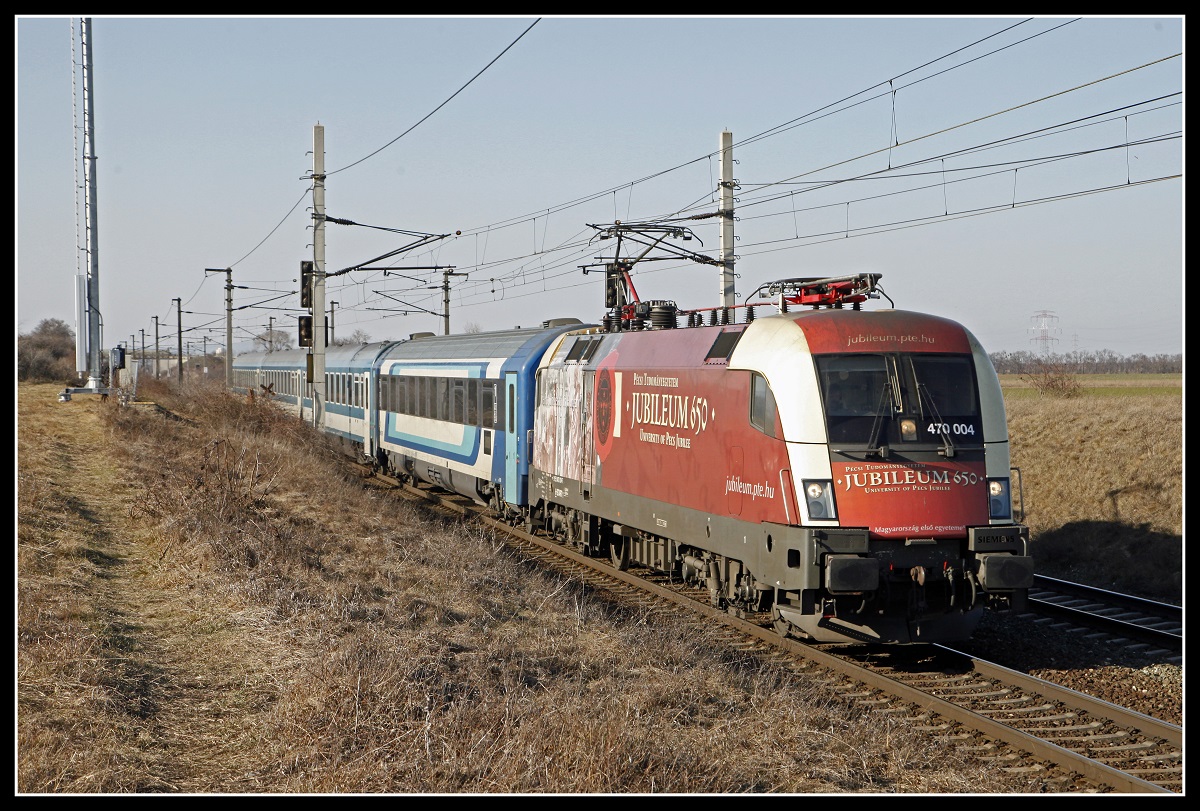 470 004 mit Schnellzug bei Gramatneusiedl am 27.02.2019.
