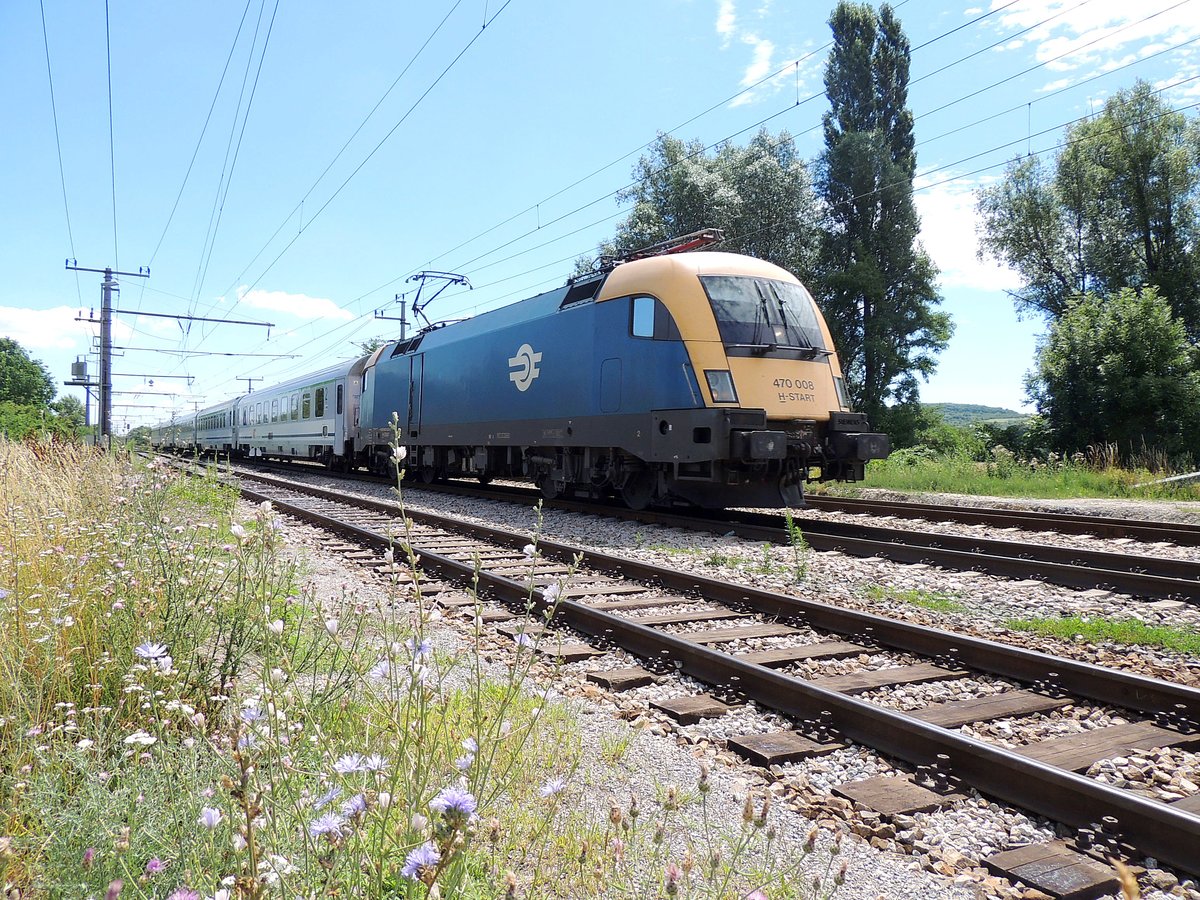 470 008(H-Start) mit EC140 kurz nach Bruck/Leitha in Richtung Wien; Info: Standort war zum Zeitpunkt der Aufnahmes völlig frei zugänglich! 170712