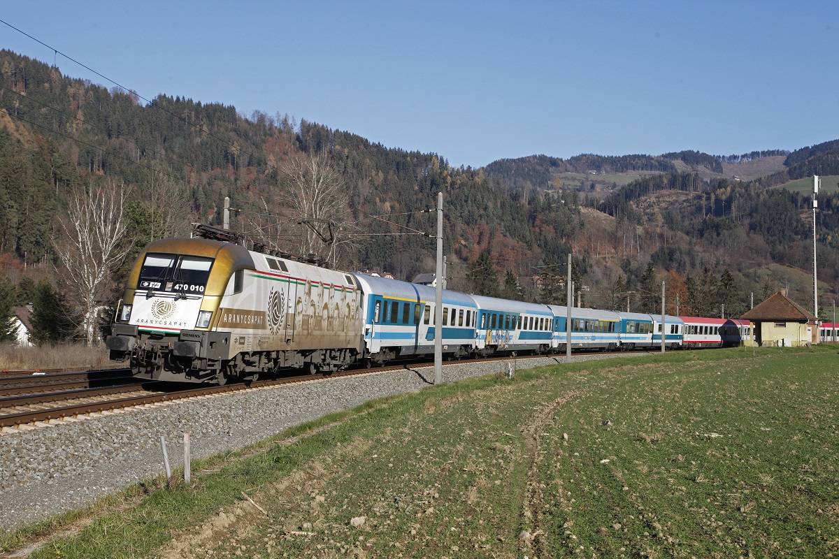470 010 mit EC151 nahe Frohnleiten am 28.11.2015.