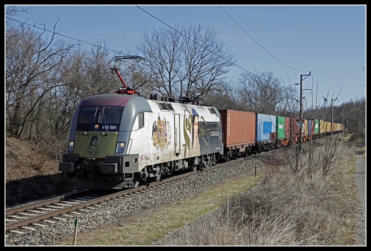 470 501 mit Güterzug bei Draßburg am 6.03.2019.