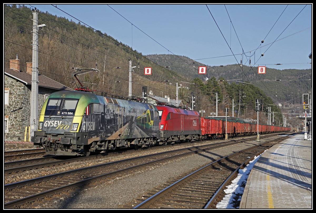 470 504 + 1116... mit Güterzug fahren am 22.03.2018 durch den Bahnhof Payerbach - Reichenau.