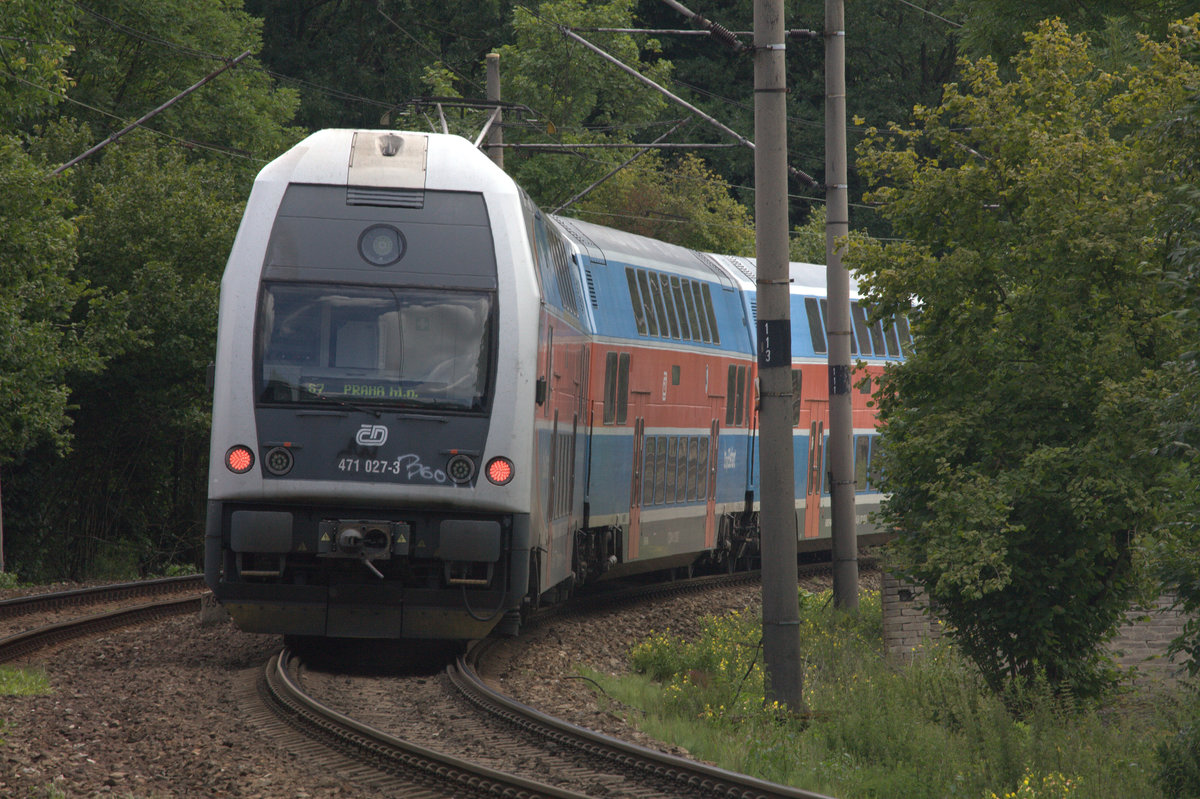 471 027-8/971 027-8 (Bezeichnung einmal vorn, einmal hinten am Zug,  legt sich kurz hinter Karlstejn in die Kurve  auf der Fahrt nach Praha hln. 16.07.2017 12:52 Uhr.