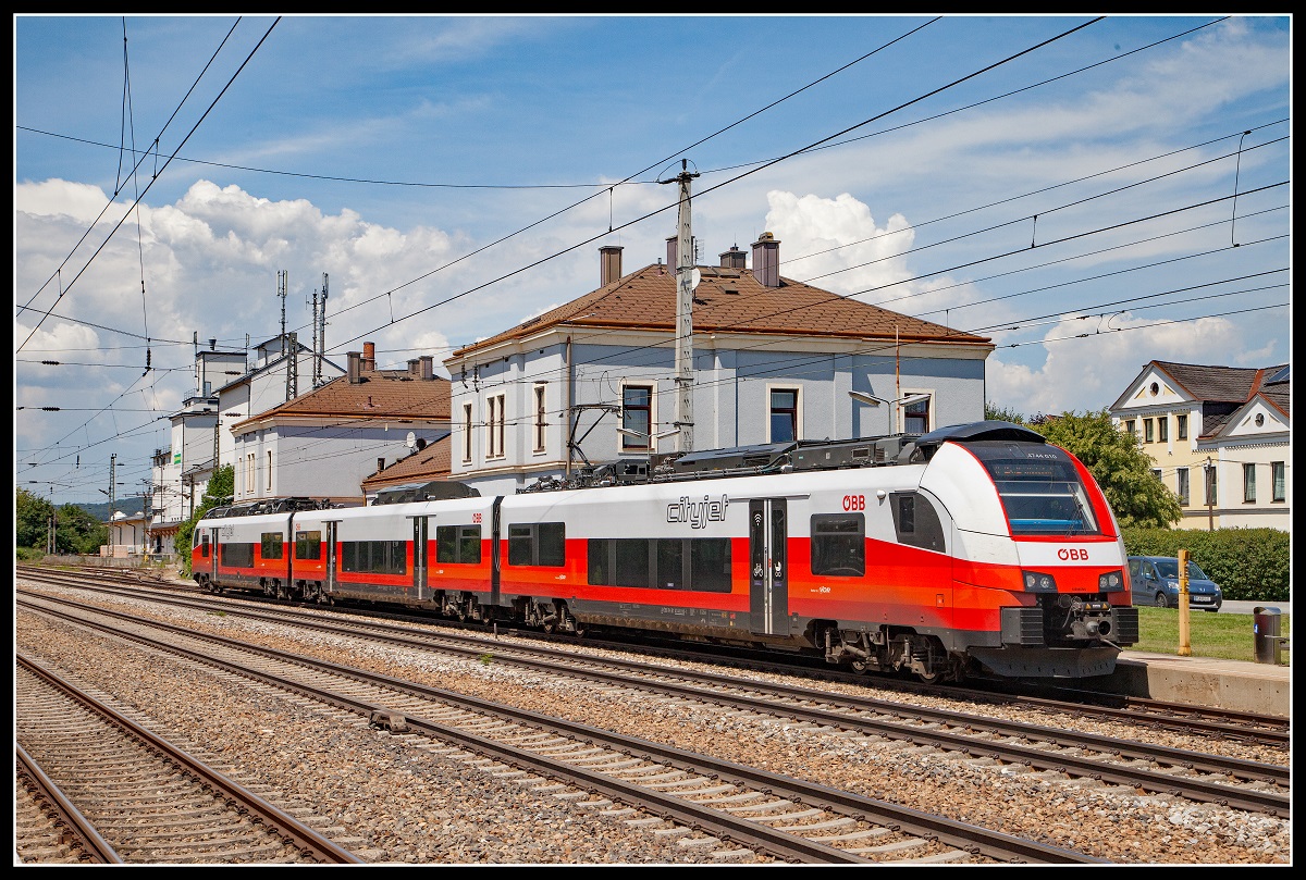 4744 010 steht am 5.07.2018 in Neulengbach am Bahnsteig 1.