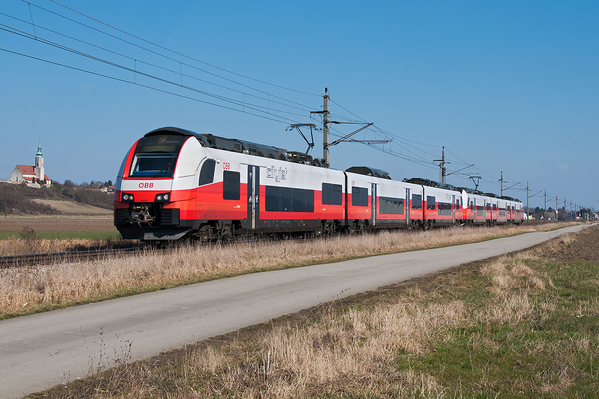 4744 032, war am 22.03.2018 zwischen Stockerau und Absdorf-Hippersdorf unterwegs. die Aufnahme entstand kurz nach Hausleiten.