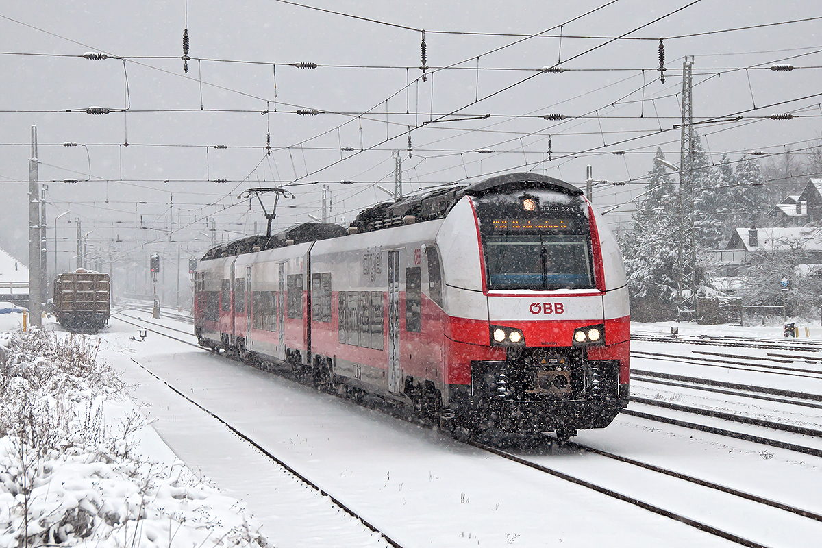 4744 521 hat soeben als S-Bahnzug 20020 seinen Zugendbahnhof Neulengbach erreicht. Die Aufnahme enstand am 15.12.2018.