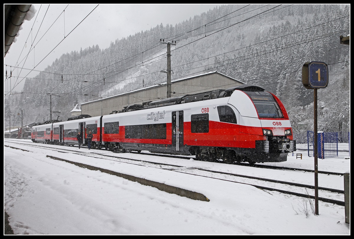 4744 560 hält am 12.12.2018 im Bahnhof Wartberg im Mürztal.
