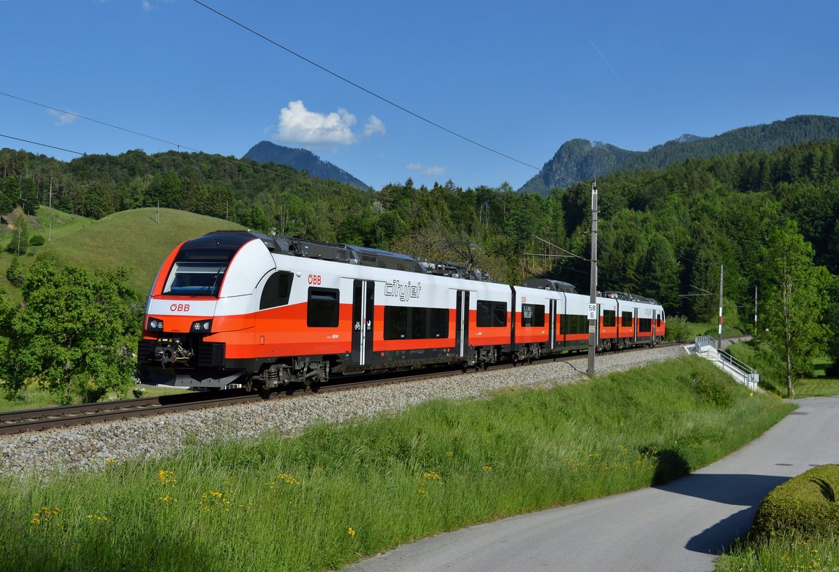 4746 006 mit der Zugnummer 3972 ist am 22.05.2016
durch die Ortschaft Schön gefahren.