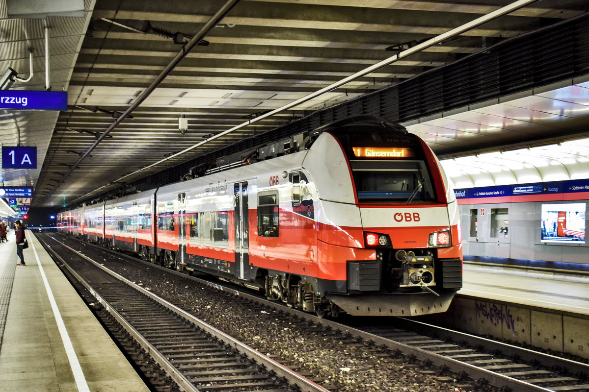 4746 515 und 4746 xxx fahren als S1 4746 (Wien Meidling - Gänserndorf), aus Wien Hbf (Bahnsteige 1-2) aus.
Aufgenommen am 23.11.2018.