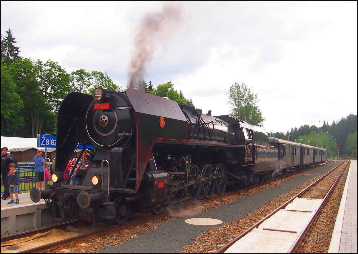 475.111 mit einem Sonderzug nach Špičák - Spitzberg am 3.7.2016 in Bhf. Železná Ruda - Böhmisch Eisenstein.