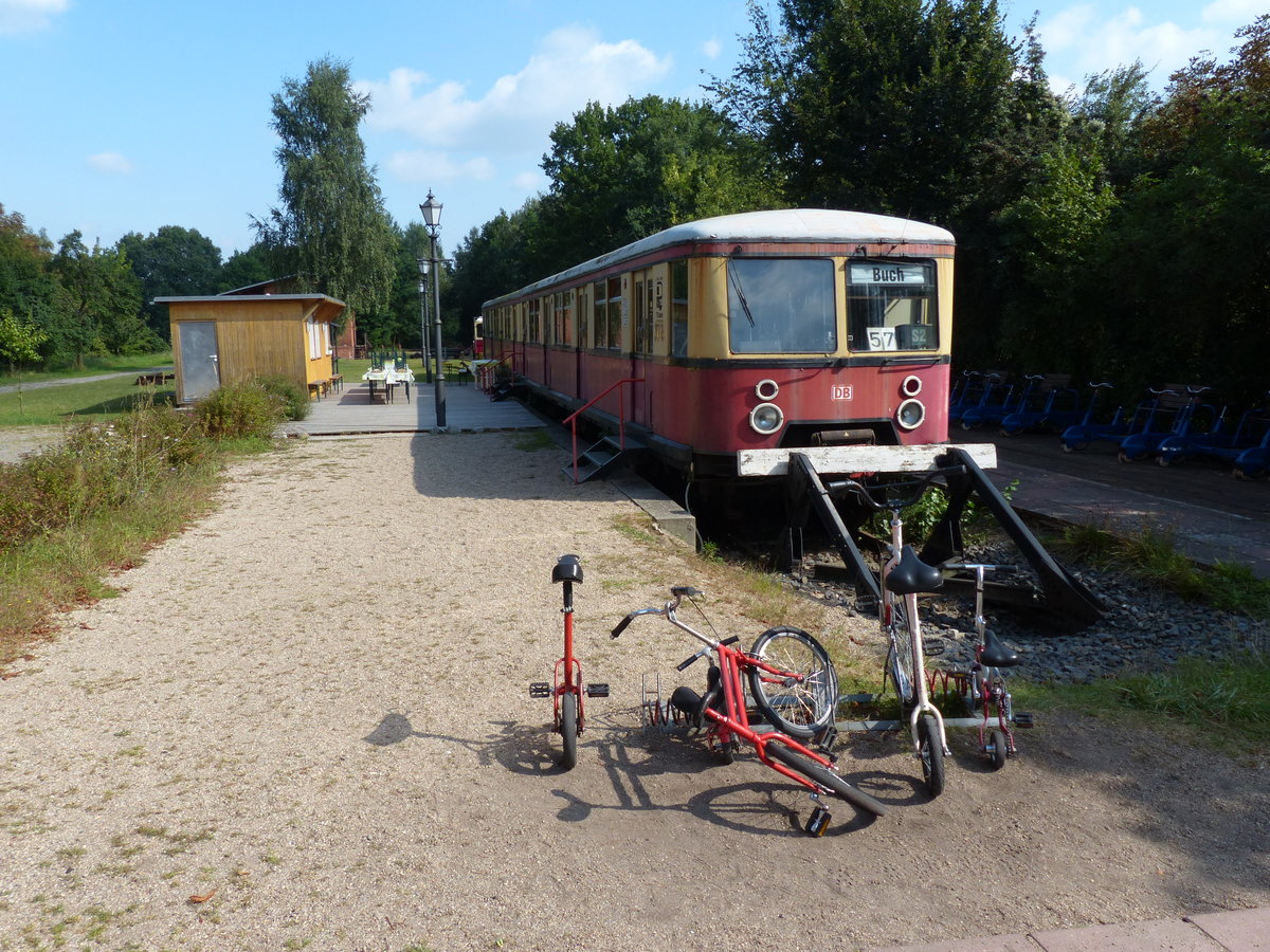 477 603 in Mellensee-Saalow. Der Bahnhof ist auf der Schiene nur noch per Draisine zu erreichen (von Zossen). Zur S-Bahn ist im Netz nicht viel zu finden; ein alter Foreneintrag aus dem Jahr 2004, als die Bahn hier ankam, besagt, dass sie hin und wieder mit einer Lok bewegt werden sollte. Fotos oder Informationen zu solchen Fahrten findet man aber nicht. 27.8.2017