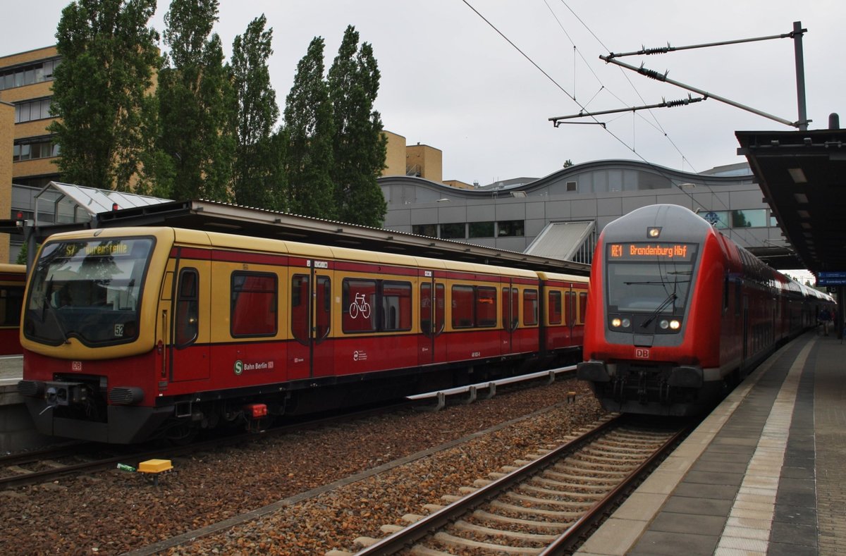481 603-9 wartet am 14.5.2016 als S7 nach Ahrensfelde in Potsdam Hauptbahnhof, auf dem Nachbargleis steht der RE1 (RE18164) von Frankfurt(Oder) nach Brandenburg Hauptbahnhof zur Abfahrt bereit.  