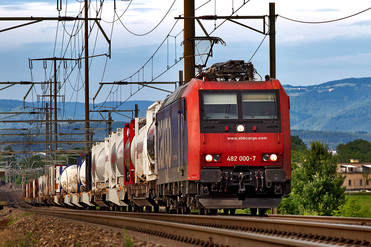 482 000-7 donnert mit einem UKV-Zug in Kaiseraugst vorüber.Bild vom 26.6.2015