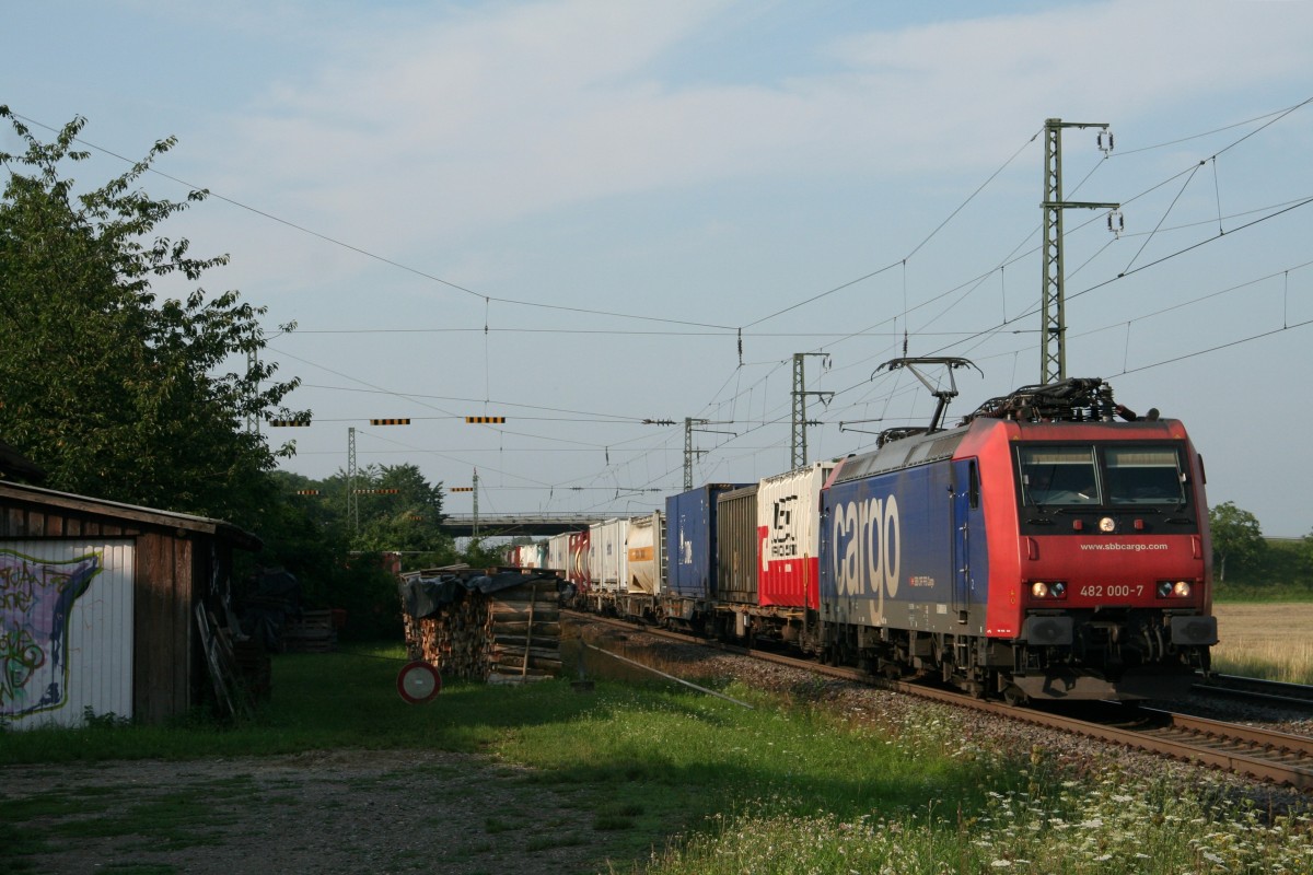 482 000-7 mit dem 43016 auf dem Weg von Gallarate nach Hamburg-Billwerder Ubf am Morgen des 01.08.14 sdlich von Auggen.