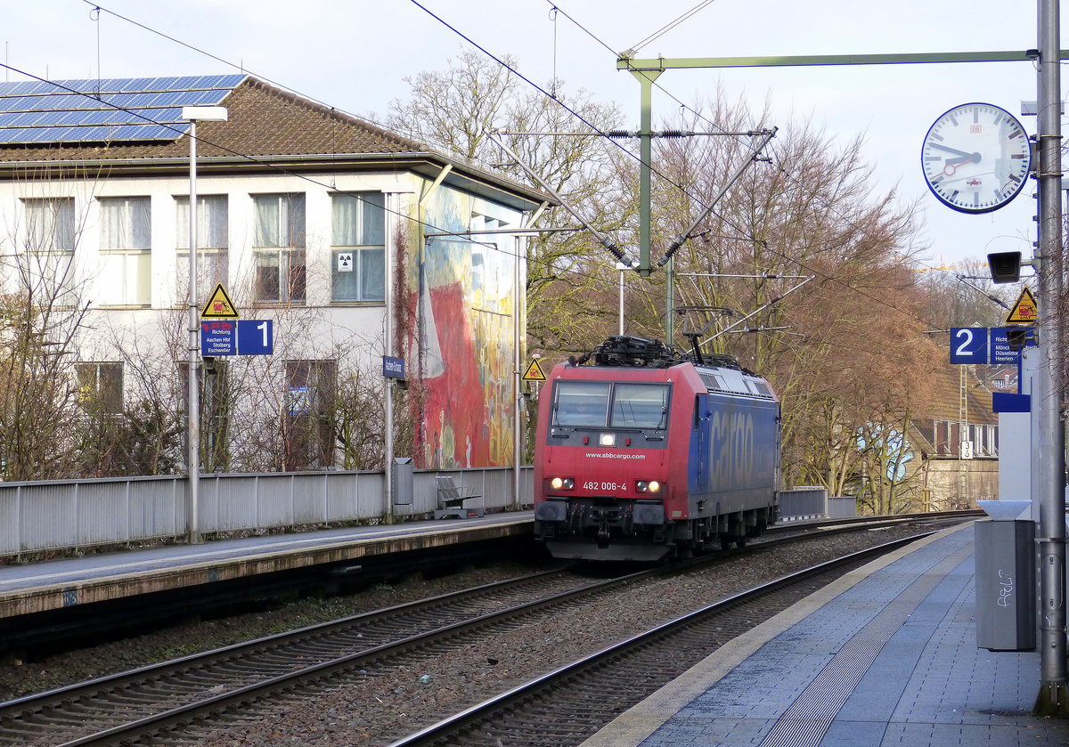 482 006-4 von der SBB-Cargo kommt als Lokzug aus Aachen-West nach Köln-Eifeltor aus Richtung Aachen-West und fährt durch Aachen-Schanz in Richtung Aachen-Hbf,Aachen-Rothe-Erde,Aachen-Eilendorf,Stolberg-Hbf(Rheinland)Eschweiler-Hbf,Langerwehe,Düren,Merzenich,Buir,Horrem,Kerpen-Köln-Ehrenfeld,Köln-West,Köln-Süd. Aufgenommen vom Bahnsteig von Aachen-Schanz.
Bei Sonnenschein am Morgen vom 8.3.2018.
