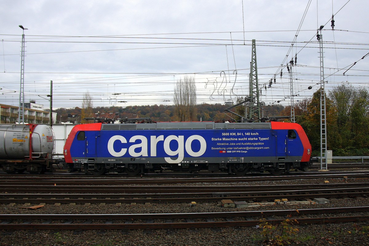 482 009-8  von SBB Cargo fährt mit einem langen Containerzug aus Antwerpen-Oorderen(B) nach Gallarate(I) bei der Ausfahrt von Aachen-West und fährt in Richtung Aacen-Schanz,Aachen-Hbf,Köln.
Aufgenommen vom Bahnsteig in Aachen-West. 
Bei Sonne und Regenwolken am Vormittag vom 15.11.2014.