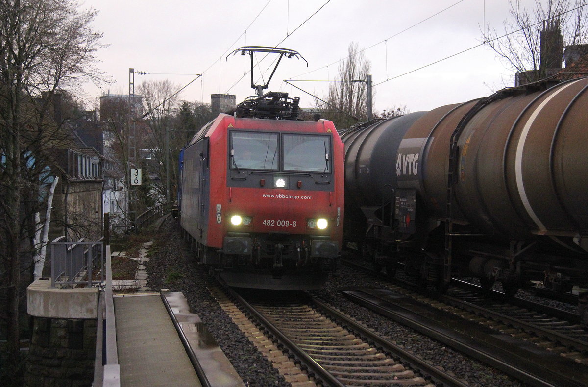 482 009-8 von der SBB-Cargo kommt aus Richtung Aachen-West mit einem Containerzug aus Antwerpen-Oorderen(B) nach Gallarate(I) und fährt durch Aachen-Schanz in Richtung Aachen-Hbf,Aachen-Rothe-Erde,Stolberg-Hbf(Rheinland)Eschweiler-Hbf,Langerwehe,Düren,Merzenich,Buir,Horrem,Kerpen-Köln-Ehrenfeld,Köln-West,Köln-Süd. Aufgenommen vom Bahnsteig von Aachen-Schanz.
Am Morgen vom 17.1.2019.