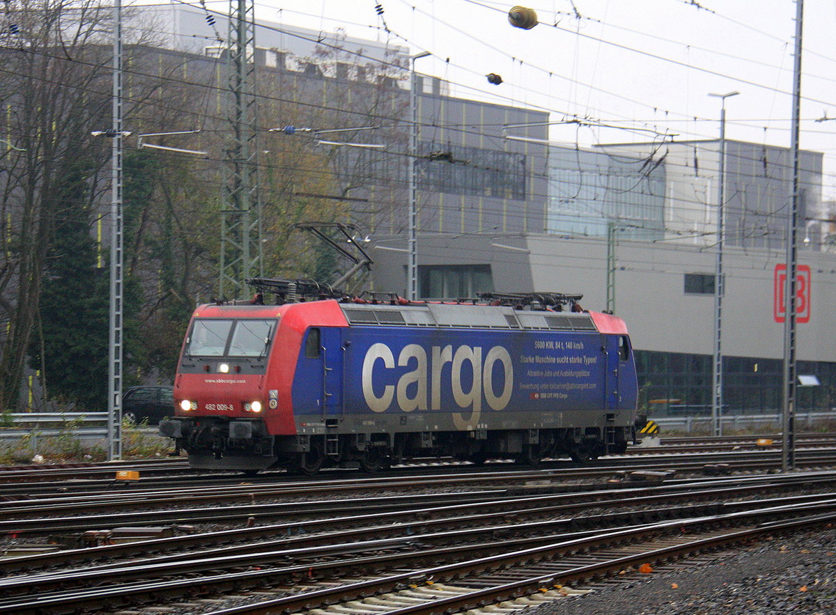 482 009-8  von SBB Cargo rangiert in Aachen-West.
Aufgenommen vom Bahnsteig in Aachen-West. 
Bei Wolken am Kalten Nachmittag vom 1.12.2016.