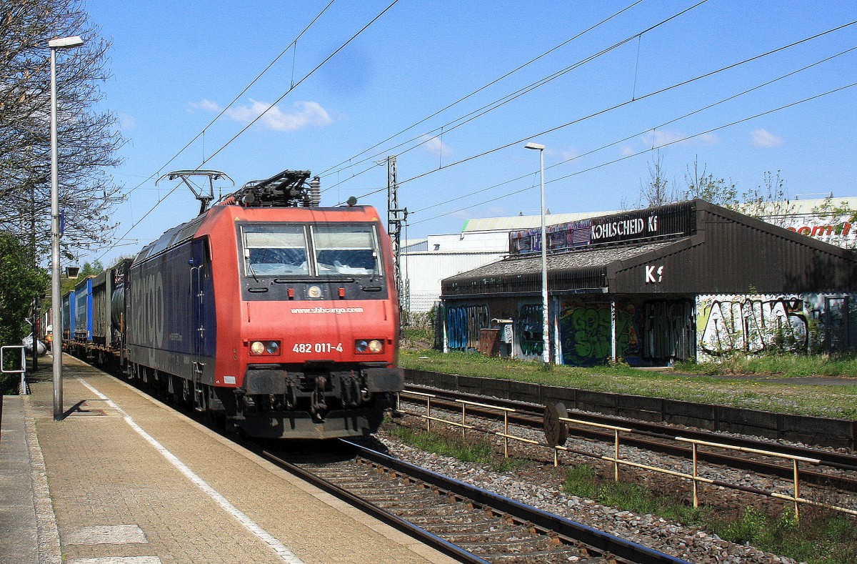 482 011-4 von SBB Cargo kommt durch Kohlscheid als Umleiter aus Richtung Neuss,Herzogenrath mit einem langen Containerzug aus Gallarate(I) nach Antwerpen-Oorderen(B)  und fährt die Kohlscheider-Rampe hoch nach Aachen-West bei schönem Frühlingswetter am 19.4.2014. 