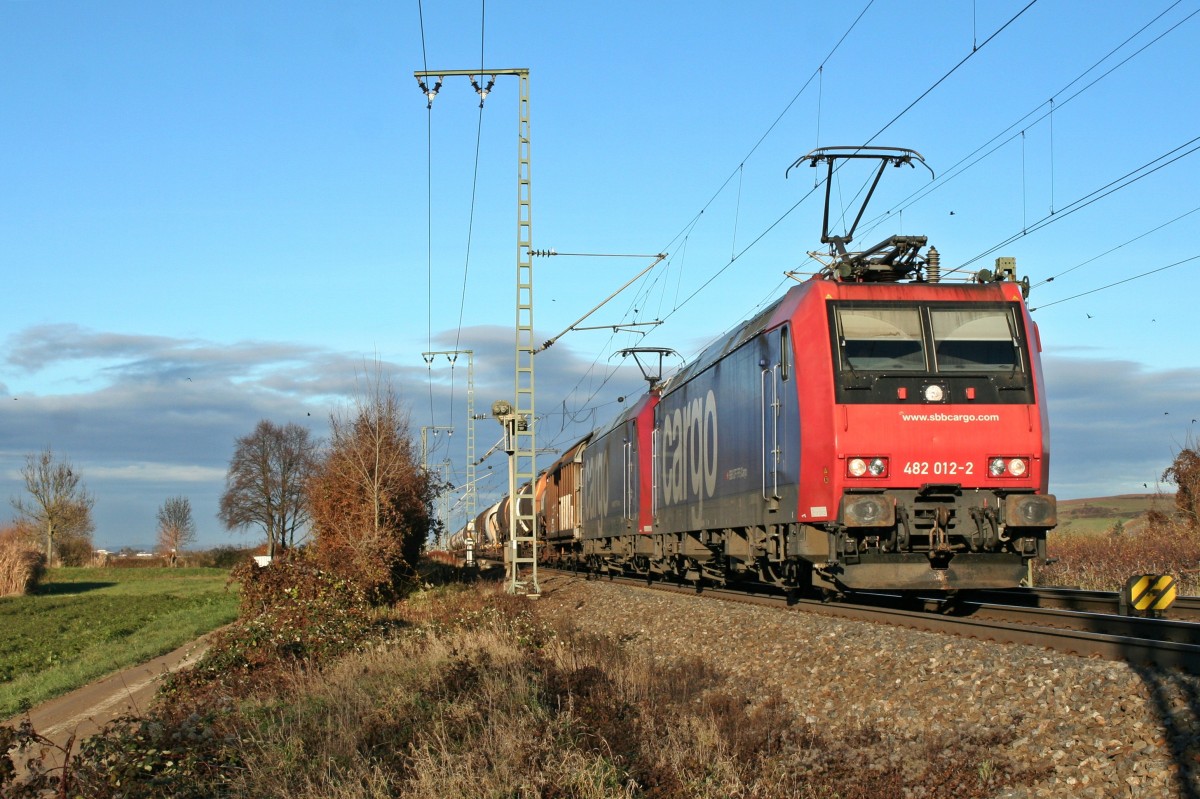 482 012-2 war zusammen mit der Schwesterlok 482 020-5 und dem 49067 von Karlsruhe Gbf nach Basel Rbf/Muttenz unterwegs. Hier ist der Zug in der nrdlichen Einfahrt des Bahnhofs Mllheim (Baden) zu sehen.