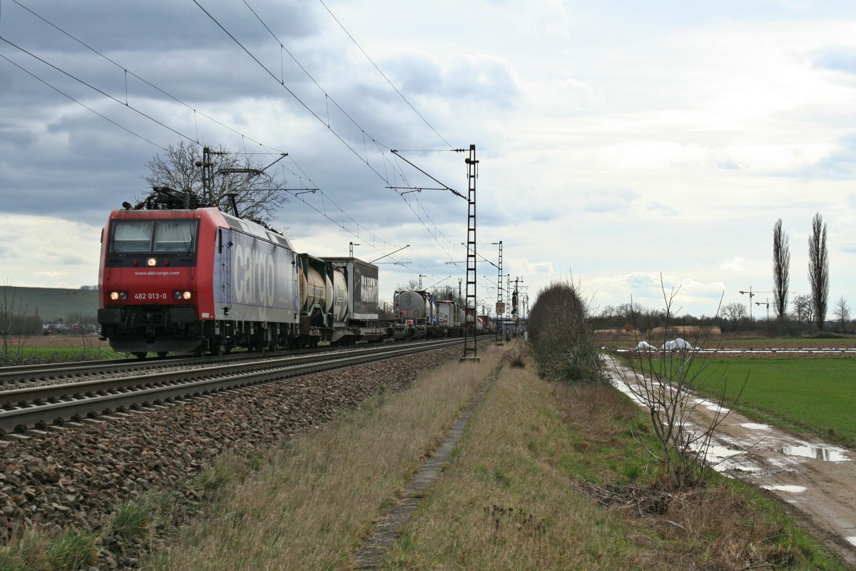 482 013-0 mit einem KLV-Zug gen Norden am Nachmittag des 27.02.14 nrdlich Mllheim (Baden) bei Hgelheim.