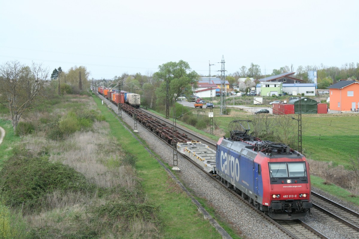 482 013-0 mit einem KLV-Zug auf dem Weg nach Italien am Nachmittag des 02.04.14 sdlich des Haltepunktes Buggingen.