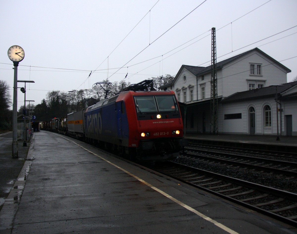 482 013-0 von der SBB Cargo kommt mit einem sehr langen Containerzug aus Antwerpen-Oorderen(B) nach Gallarate(I) aus Richutung Aachen-West,Aachen-Schanz,Aachen-Hbf,Aachen-Rothe-Erde,Stolberg-Hbf(Rheinland) und fährt durch Eschweileier-Hbf in Richtung Köln bei Regenwetter am Kalten 13.12.2014.