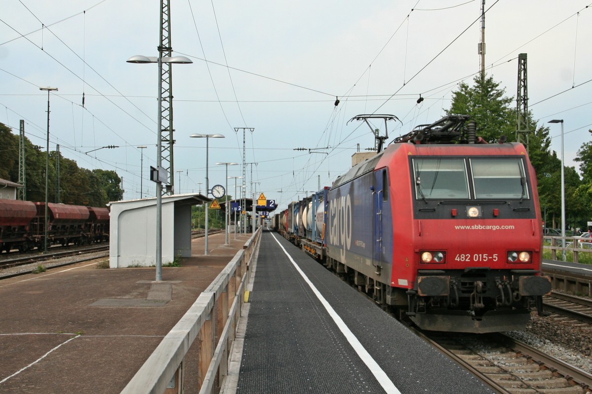 482 015-5 mit einem KLV-Zug auf dem Weg in die Schweiz am Nachmittag des 23.07.14 im Bahnhof Mllheim (Baden).