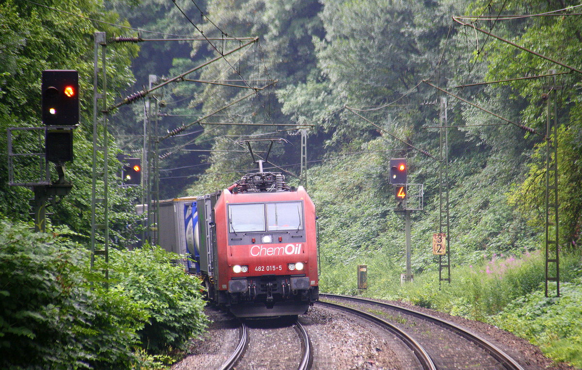 482 015-5  von der SBB-Cargo kommt aus Richtung Köln,Aachen-Hbf und fährt durch Aachen-Schanz mit einem Güterzug aus Gallarate(I) nach Antwerpen-Oorderen(B) und fährt in Richtung Aachen-West. Aufgenommen vom Bahnsteig von Aachen-Schanz.   
Bei Sommerwetter am Morgen vom 20.7.2017.