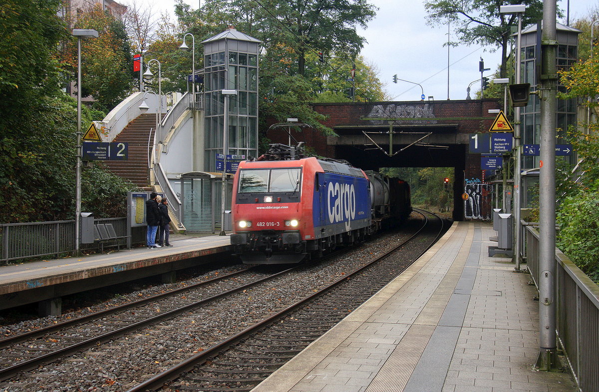 482 016-3 von der SBB-Cargo kommt aus Richtung Köln,Aachen-Hbf und fährt durch Aachen-Schanz mit einem Güterzug aus Gallarate(I) nach Antwerpen-Oorderen(B) und fährt in Richtung Aachen-West. 
Aufgenommen vom Bahnsteig von Aachen-Schanz. 
Bei Sonne und Wolken am Morgen vom 26.10.2017.