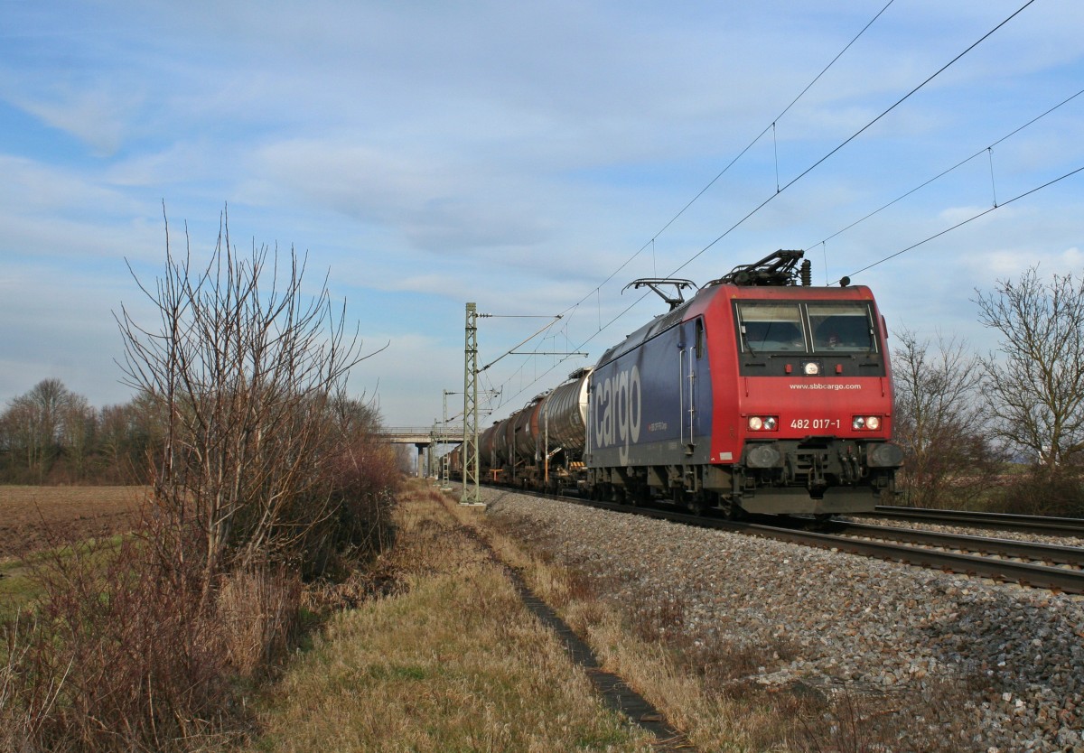 482 017-1 mit dem 49069 von (Ludwigshafen-)Karlsruhe Gbf nach Basel SBB Rbf am Nachmittag des 18.01.14 sdlich von Buggingen.