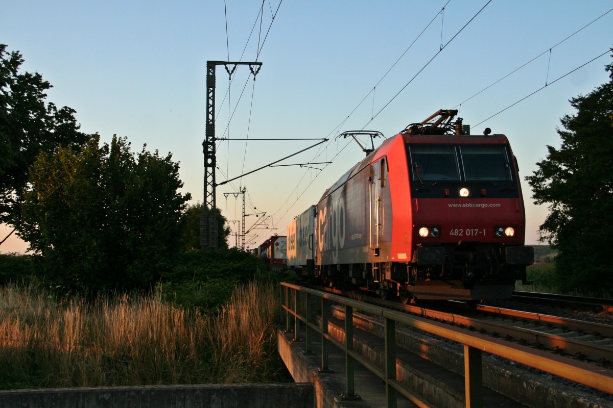 482 017-1 mit einem KVL-Zug gen Sden am Abend des 16.07.14 im nrdlichen Teil des Bahnhofs Mllheim (Baden).