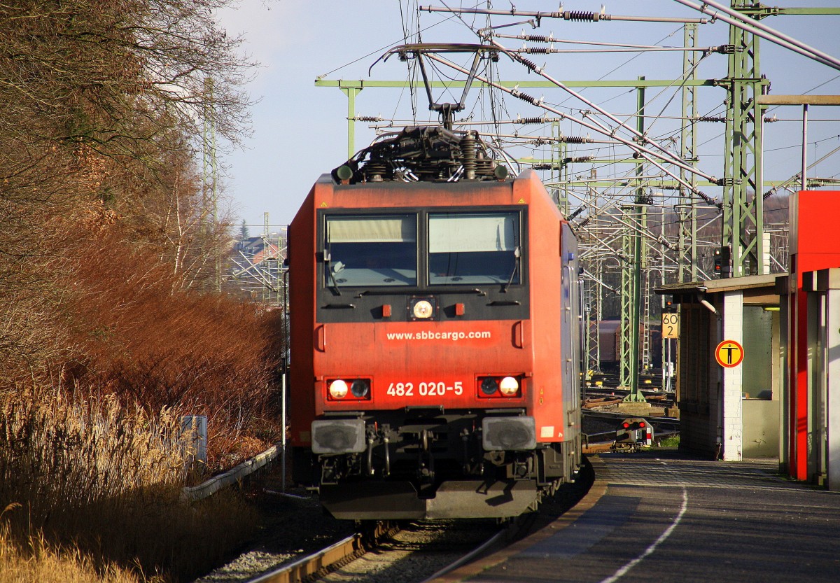 482 020-5 von der SBB Cargo kommt mit einem  Containerzug aus Gallarate(I) nach Antwerpen-Oorderen(B) aus Richtung Köln und fährt durch Stolberg-Hbf in Richtung Eilendorf,Aachen-Rothe Erde,Aachen-Hbf,Aachen-Schanz,Aachen-West.
Bei Sonnenschein und Wolken am Kalten Mittag vom 12.12.2015. 