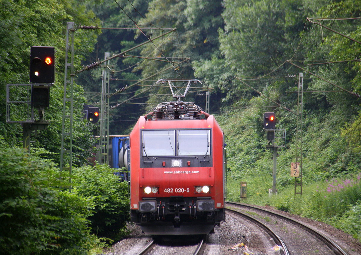 482 020-5 von der SBB-Cargo  kommt aus Richtung Köln,Aachen-Hbf und fährt durch Aachen-Schanz mit einem Güterzug aus Gallarate(I) nach Antwerpen-Oorderen(B)  und fährt in Richtung Aachen-West. 
Aufgenommen vom Bahnsteig von Aachen-Schanz. 
Bei Sommerwetter am Morgen vom 14.7.2017.
