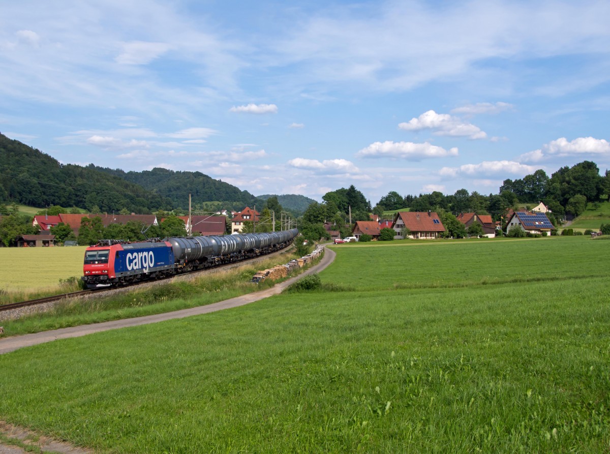 482 021 mit Kesselwagen Richtung Stuttgart bei Schleißweiler m 26.6.2015.