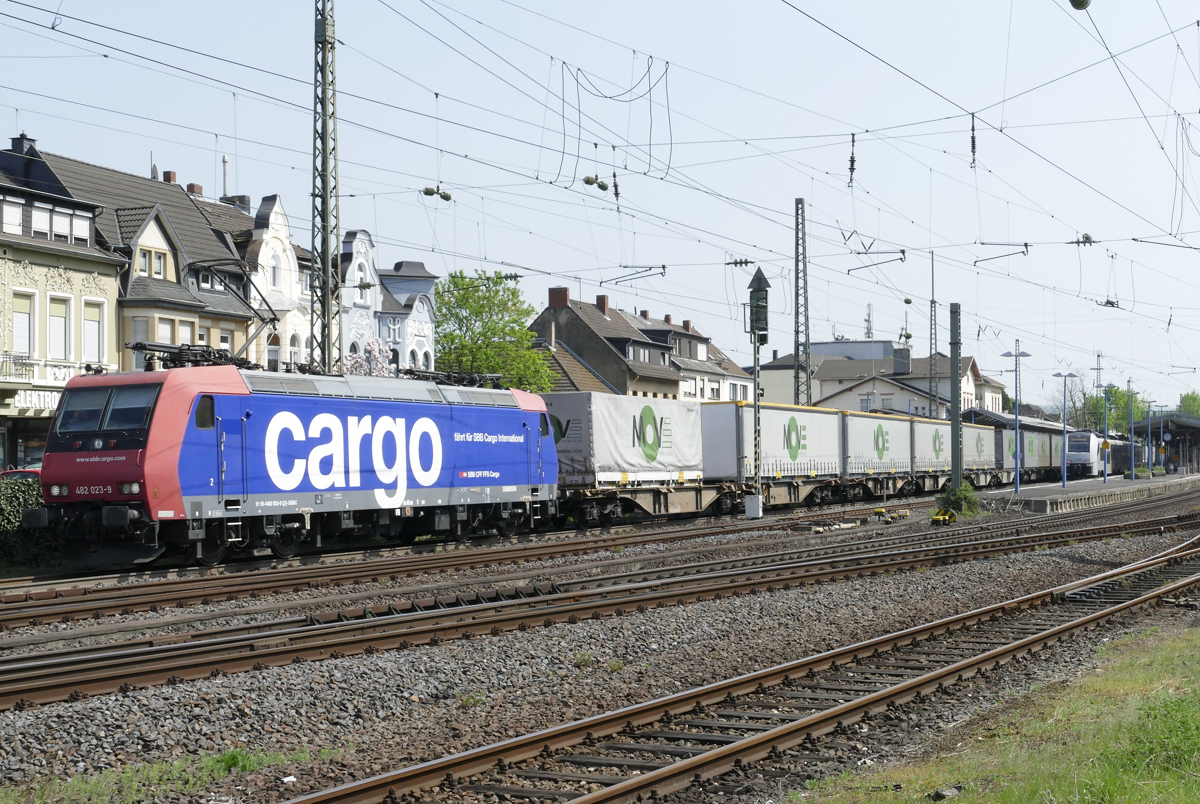 482 023-9  sbb-cargo  Güterzug durch den Bf Remagen - 21.04.2018