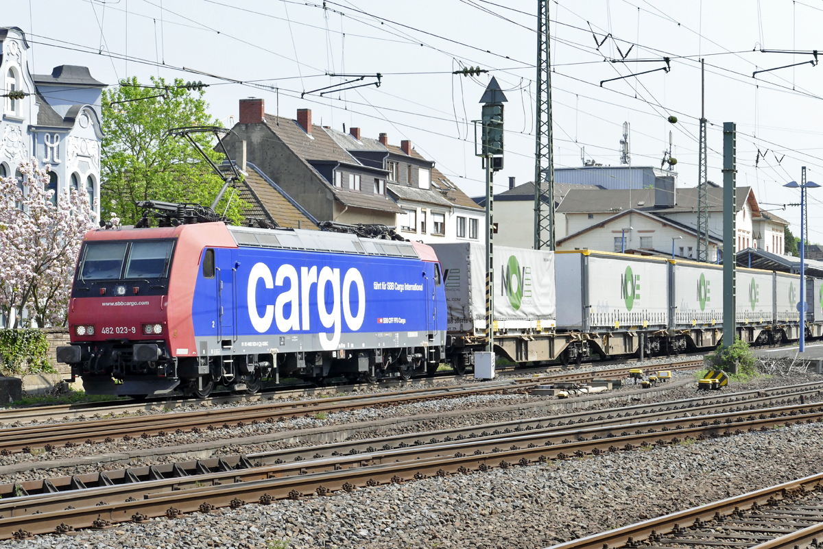 482 023-9  SbbCargo  Güterzug durch Remagen - 21.04.2018