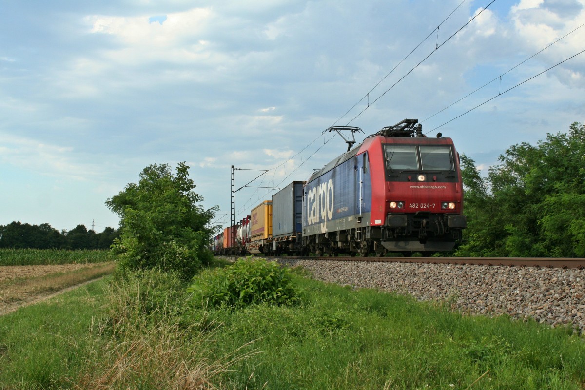 482 024-7 mit einem gemischten KLV-Zug am spten Nachmittag des 03.08.13 sdlich von Buggingen.