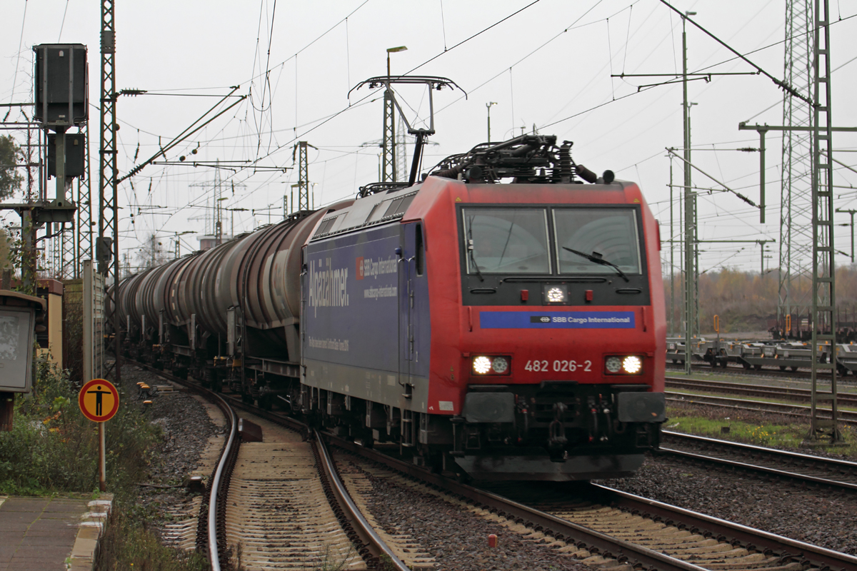 482 026-2 durchfährt Duisburg-Bissingheim 17.11.2015