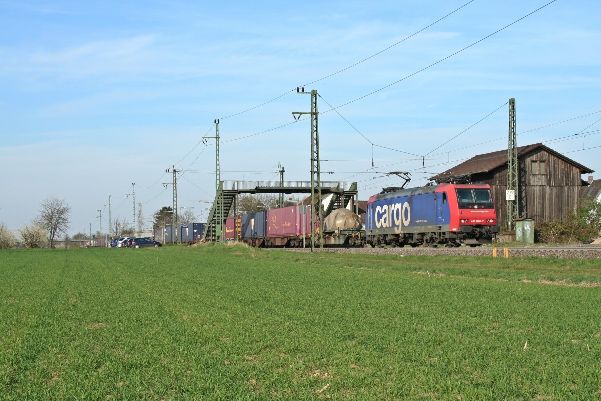 482 026-2 mit einem gemischten KLV-Zug gen Sden am Nachmittag des 29.03.14 in Auggen.