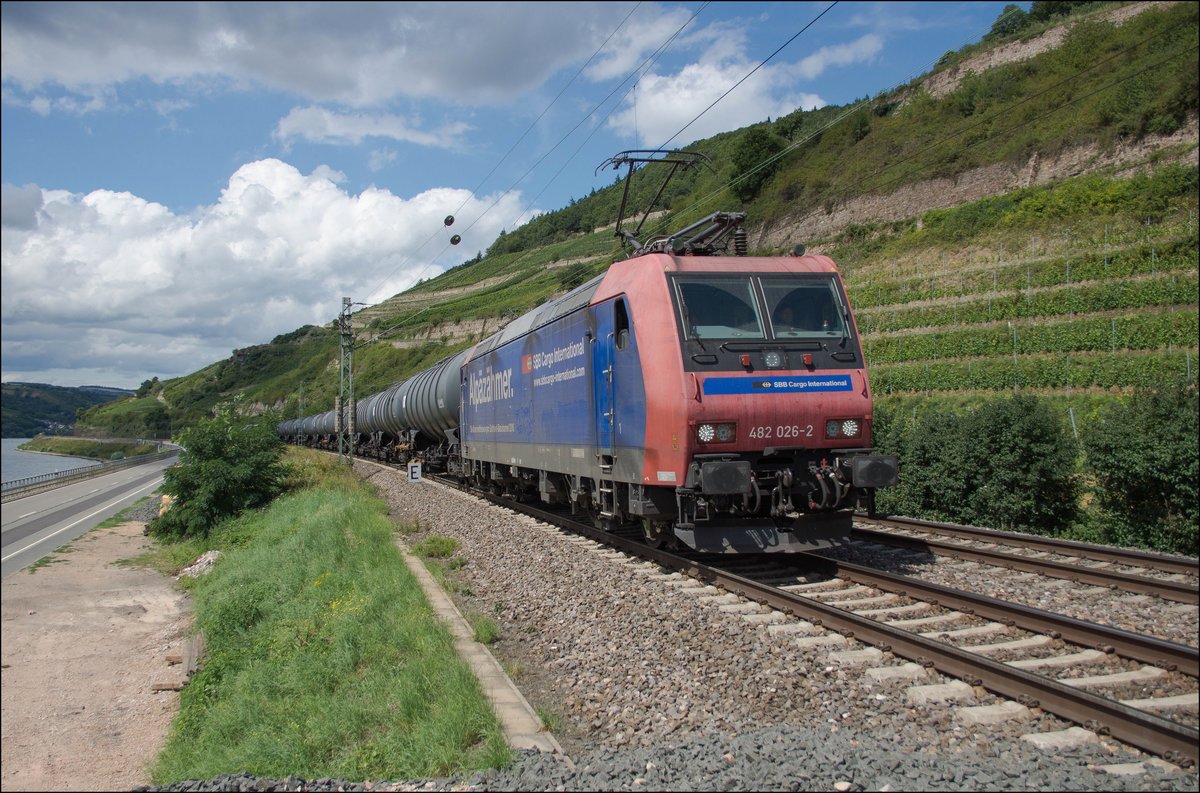 482 026-2 von SBB Cargo Internaional ist mit einen Kesselzug bei Assmannshausen am 09.08.2017 in Richtung Süden unterwegs.