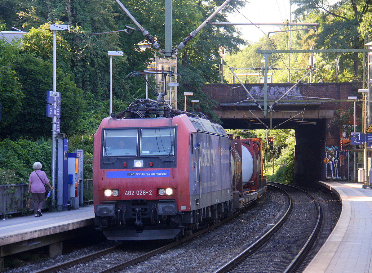 482 026-2  von der SBB-Cargo kommt aus Richtung Köln,Aachen-Hbf und fährt durch Aachen-Schanz mit einem Güterzug aus Gallarate(I) nach Antwerpen-Oorderen(B) und fährt in Richtung Aachen-West. Aufgenommen vom Bahnsteig von Aachen-Schanz. 
Bei Sommerwetter am Morgen vom 21.7.2017.