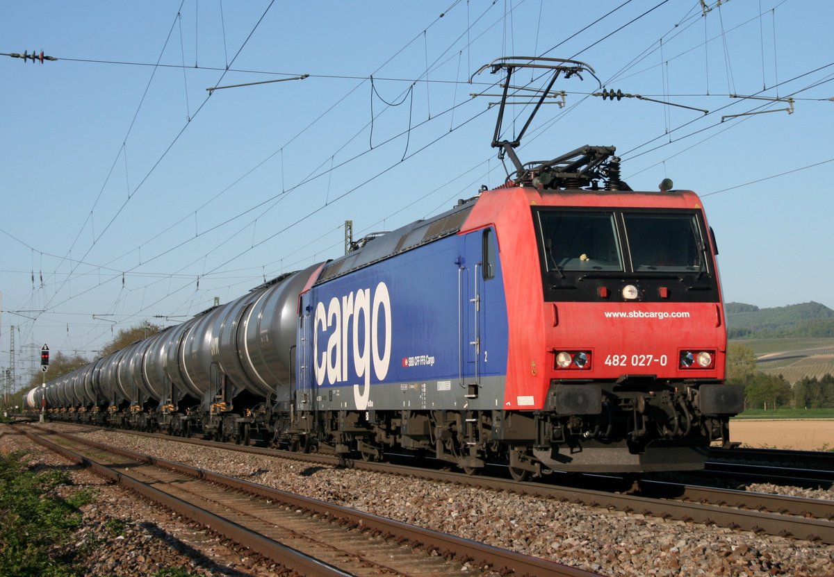 482 027 mit DGS 40769 (Kork–Basel SBB Rb) am 23.04.2015 in Bad Krozingen, aufgenommen vom parallel laufenden Offnadinger Weg