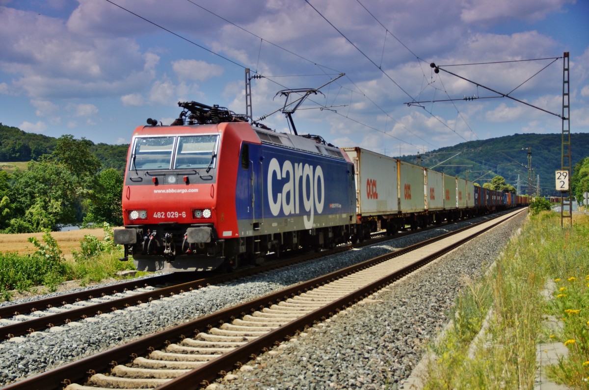 482 029-6 ist am 16.07.15 mit einen Containerzug in Richtung Süden unterwegs gesehen bei Gambach.