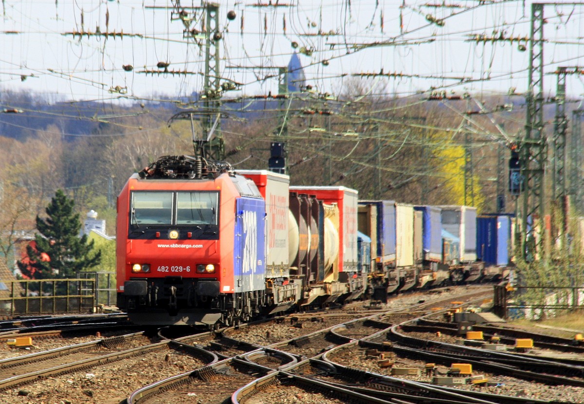 482 029-6  von SBB Cargo kommt aus Richtung Köln und fährt durch den Aachener-Hbf und fährt in Richtung Aachen-West mit einem langen Containerzug aus Gallarate(I) nach Antwerpen-Oorderen(B). 
Aufgenommen vom Bahnsteig 1 vom Aachen-Hbf bei schönem Frühlingswetter am 28.3.2014. 