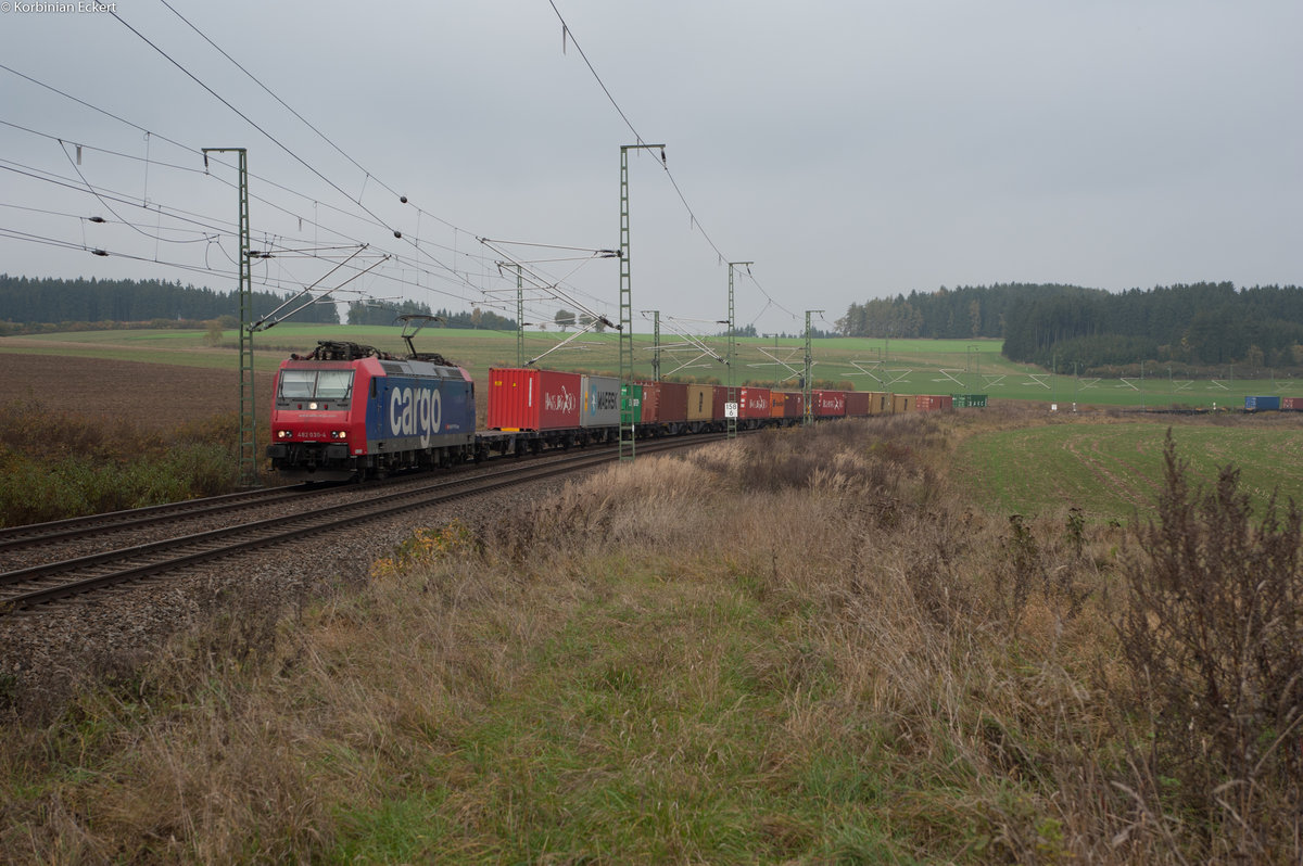 482 030 mit einem Containerzug bei Feilitzsch Richtung Hof, 27.10.2016