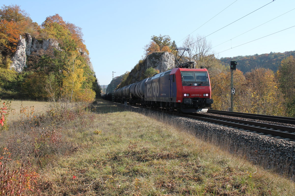 482 030 ist mit ihrem Kesselwagenzug am 17.10.2018 auf dem Weg nach Treuchtlingen. Hier kurz vor Hagenacker im Altühltal